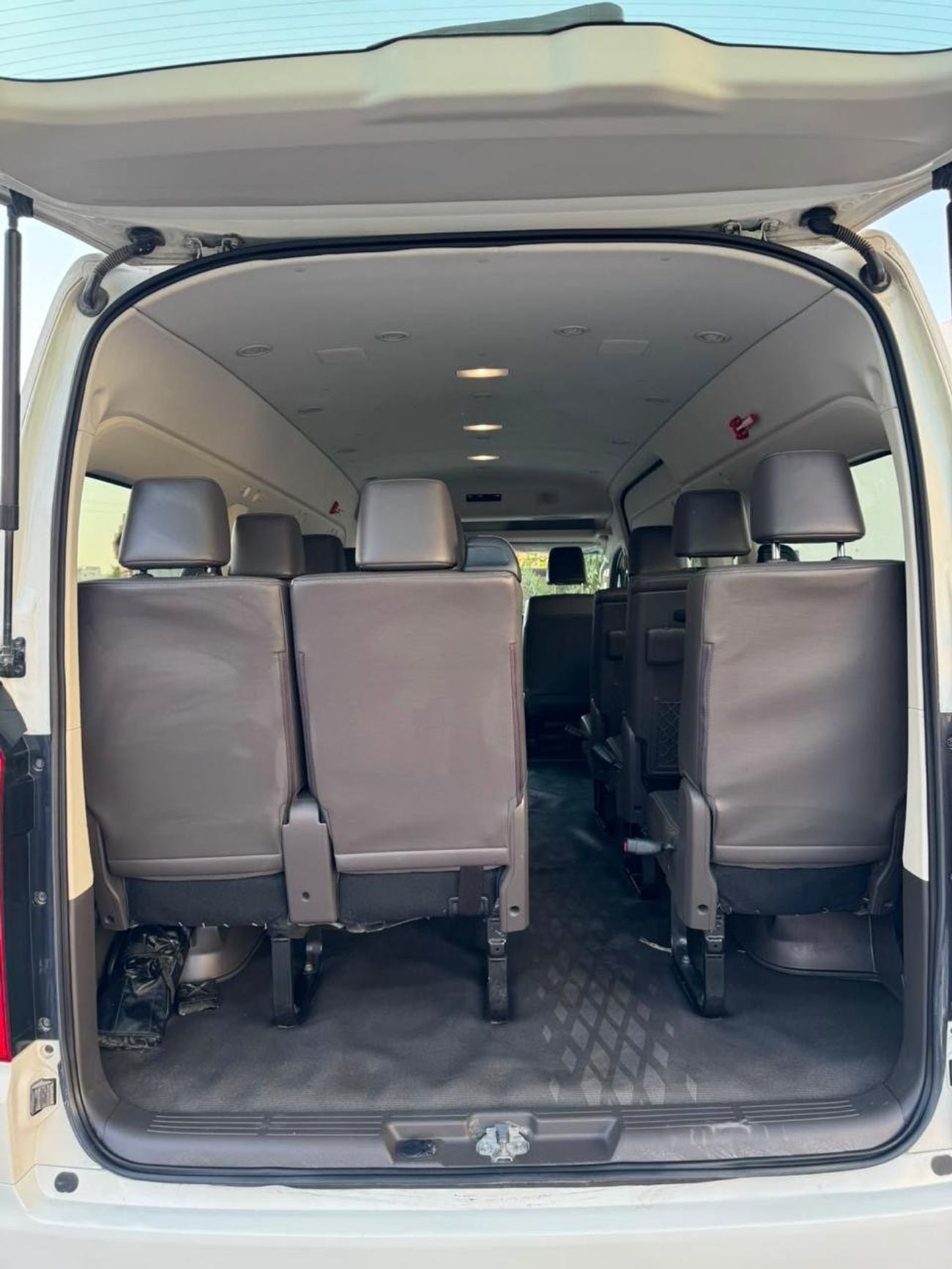 Toyota Hiace DLS - STD ROOF