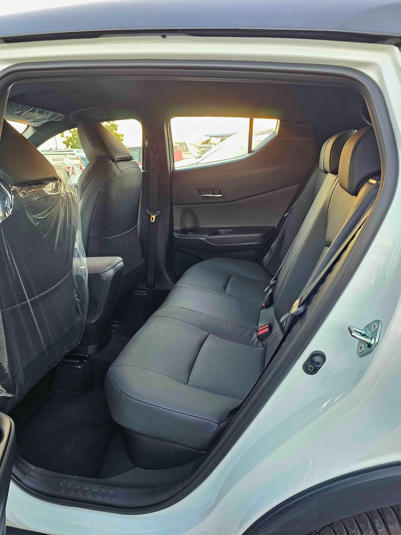 تويوتا CHR LUXURY / 1.8L HYBRID / DOUBLE TONE / PUSH START / LEATHER SEATS / FULL OPTION (CODE# 67991)