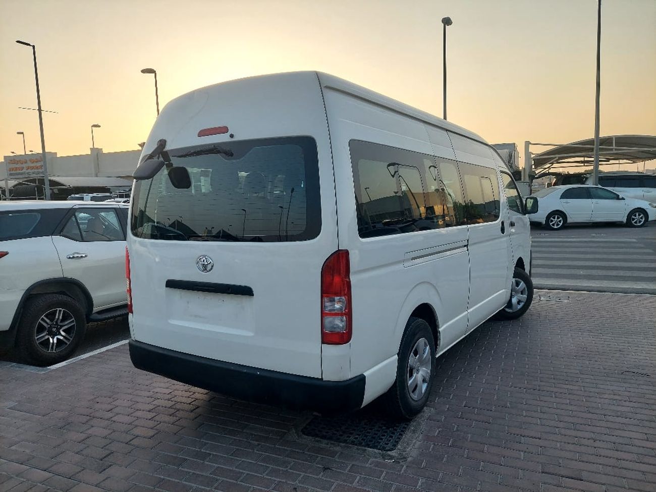 Toyota Hiace 2.7L PETROL HIGHROOF 13 SEATER MANUAL TRANSMISSION