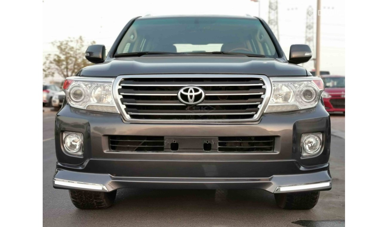 Toyota Land Cruiser 4.6L, 18" Rims, DRL LED Headlights, Driver Power Seat, Leather Seats, DVD, Rear Camera (LOT # 9816)