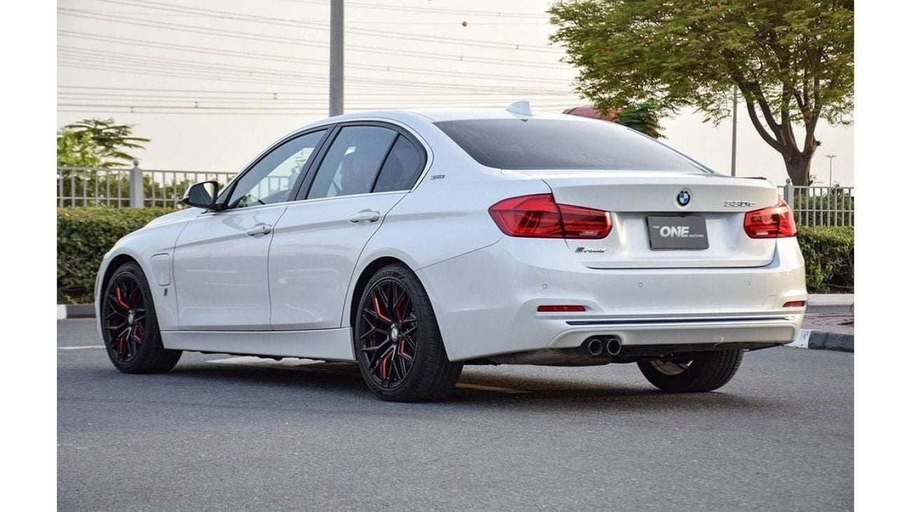 BMW 330i BMW 330e Plug-in