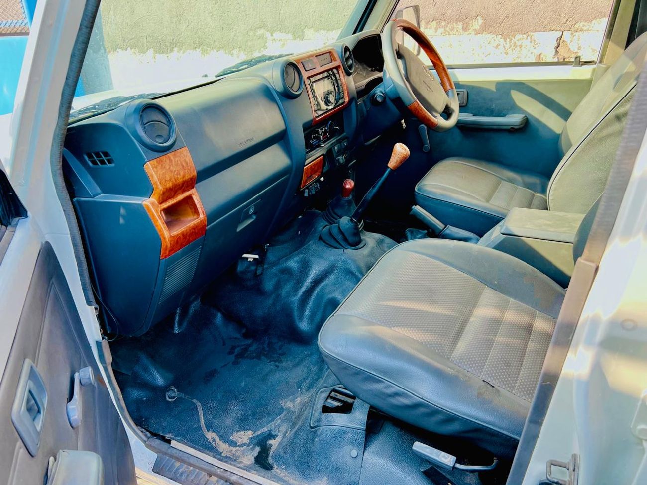 تويوتا لاند كروزر Toyota landcruise Hardtop 2011model 4.2 1HZ Diesel engine Colour White Transmission Manual Interior 