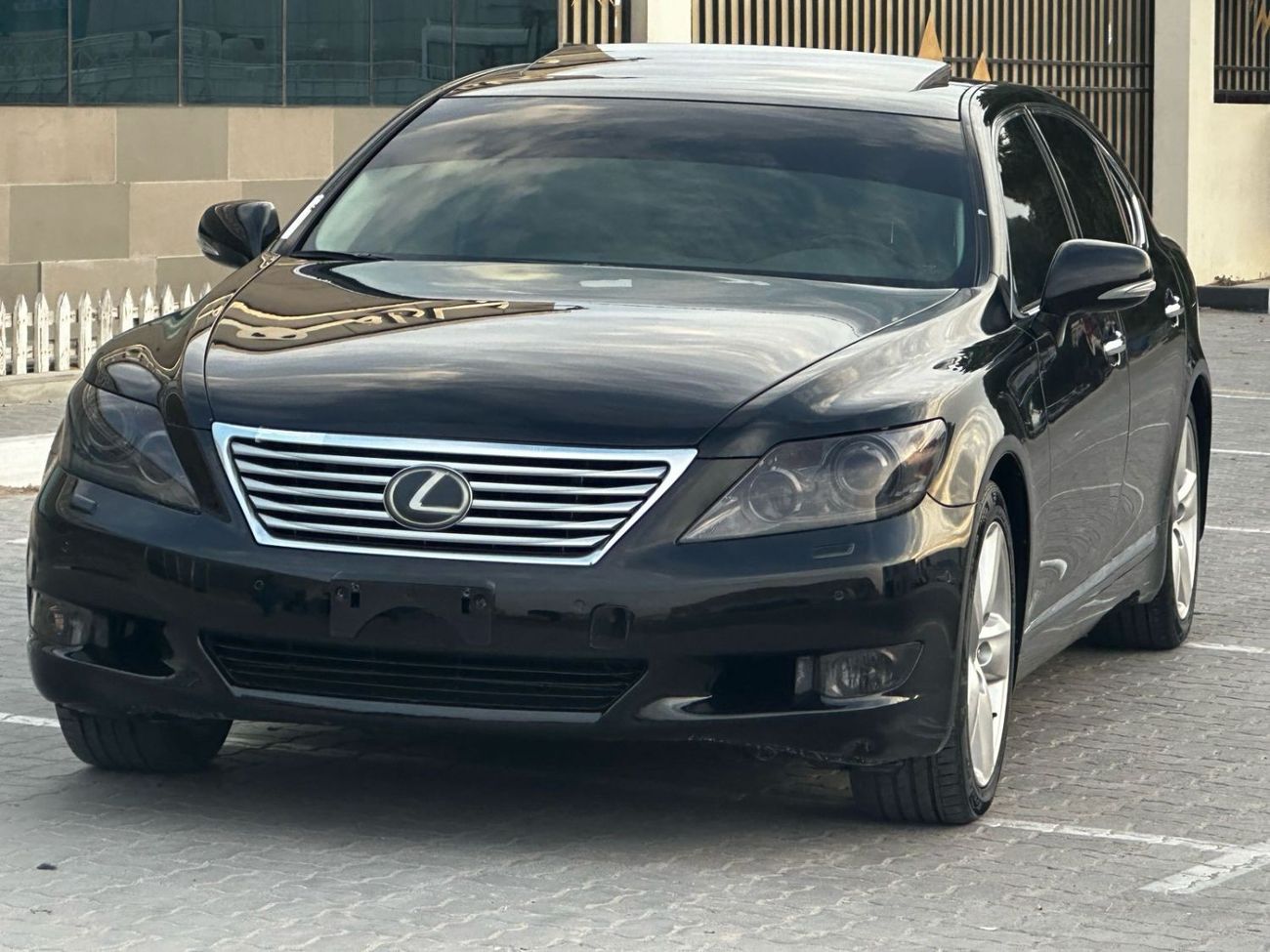 Lexus LS460 Lexus LS460L Model: 2010 Mileage: 152,000 miles Price: 32,000 dirhams Gulf specification  Full optio