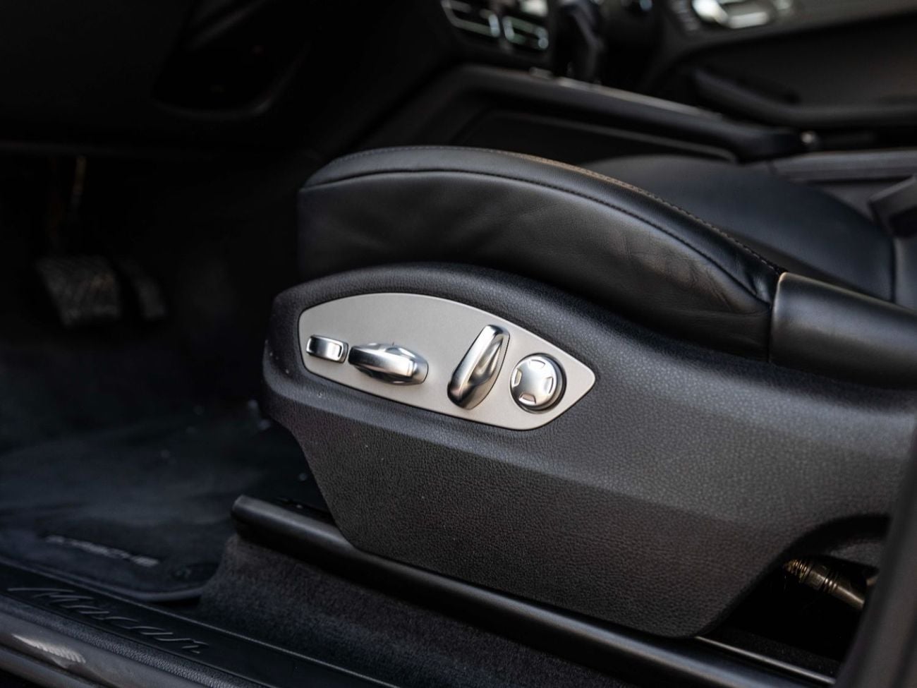 بورش ماكان Base