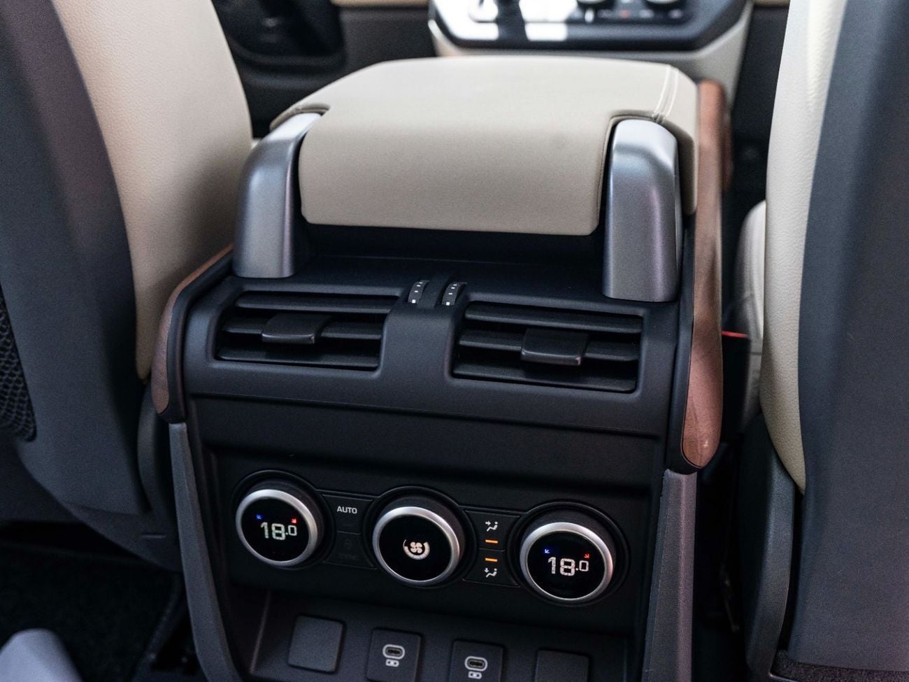 لاند روفر ديفندر P300 110 SE 2.0L (5 Seater)