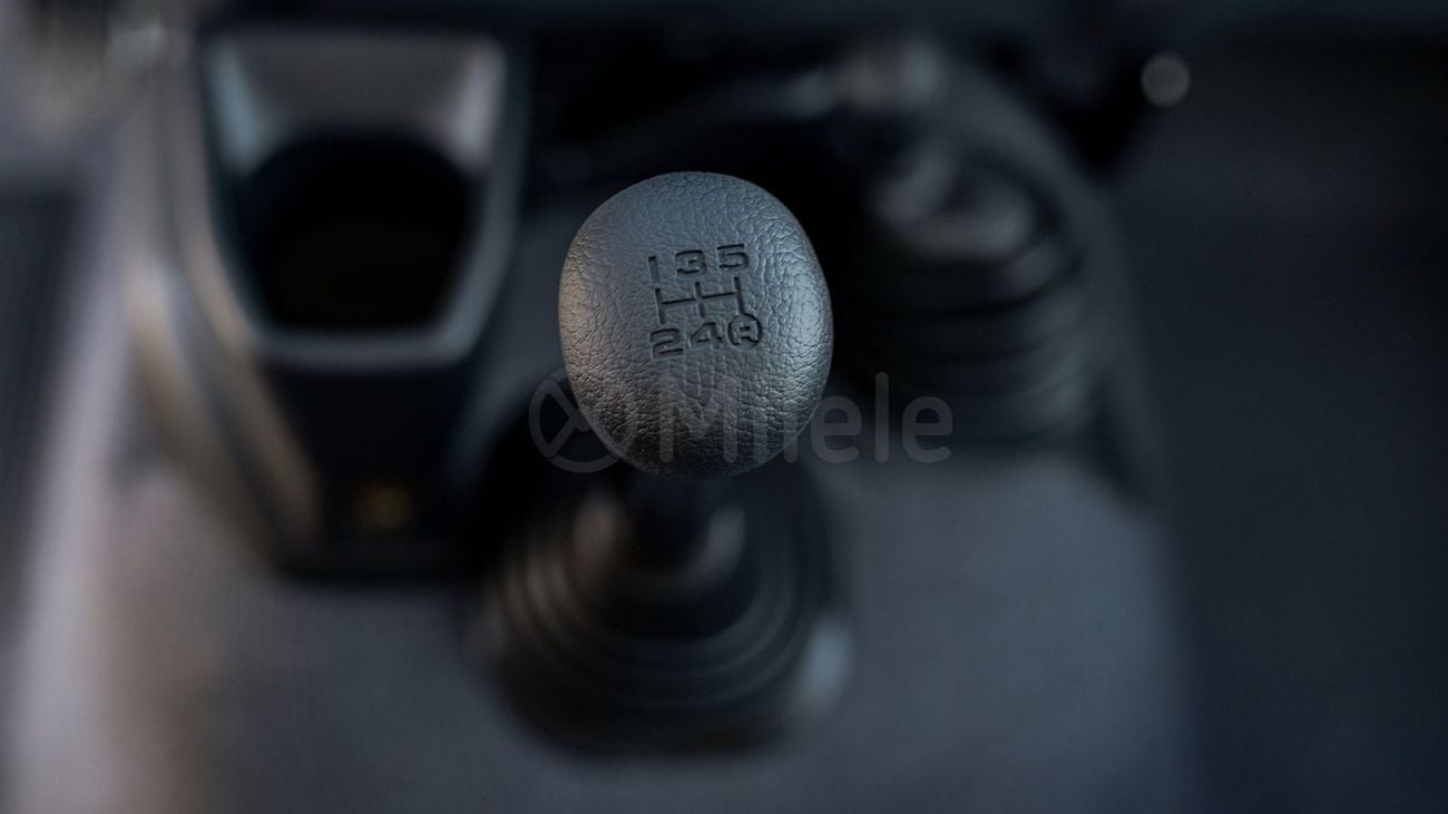 تويوتا لاند كروزر 76 TOYOTA LAND CRUISER 76