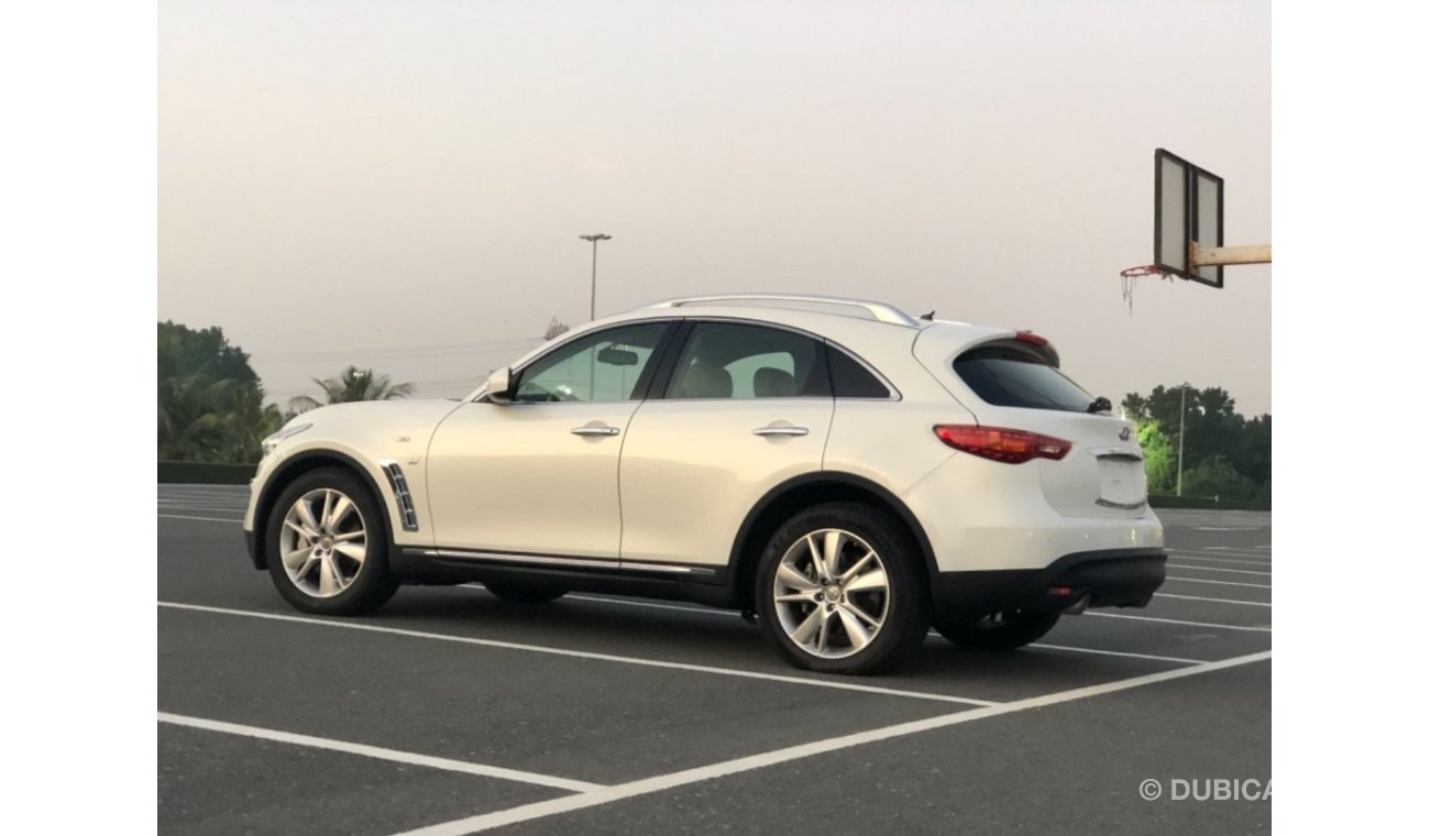 Infiniti QX70 Luxury Plus MODEL 2014 GCC CAR PERFECT CONDITION INSIDE AND OUTSIDE FULL OPTION SUN ROOF LEATHER SEA