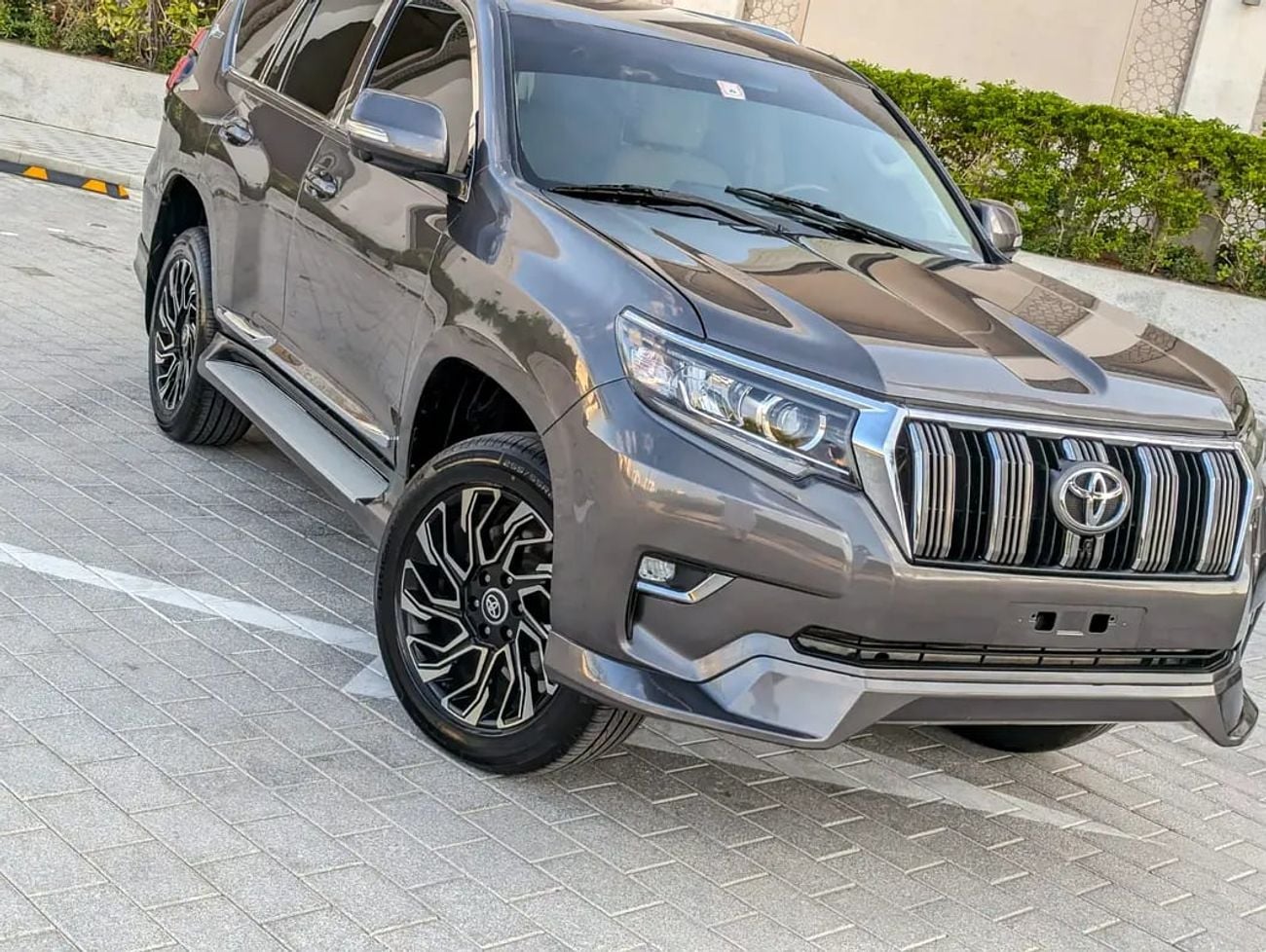 Toyota Prado TX-L FACELIFTED WITH INTERIOR AND EXTERIOR V4 2.7L GCC IN EXCELLENT CONDITION