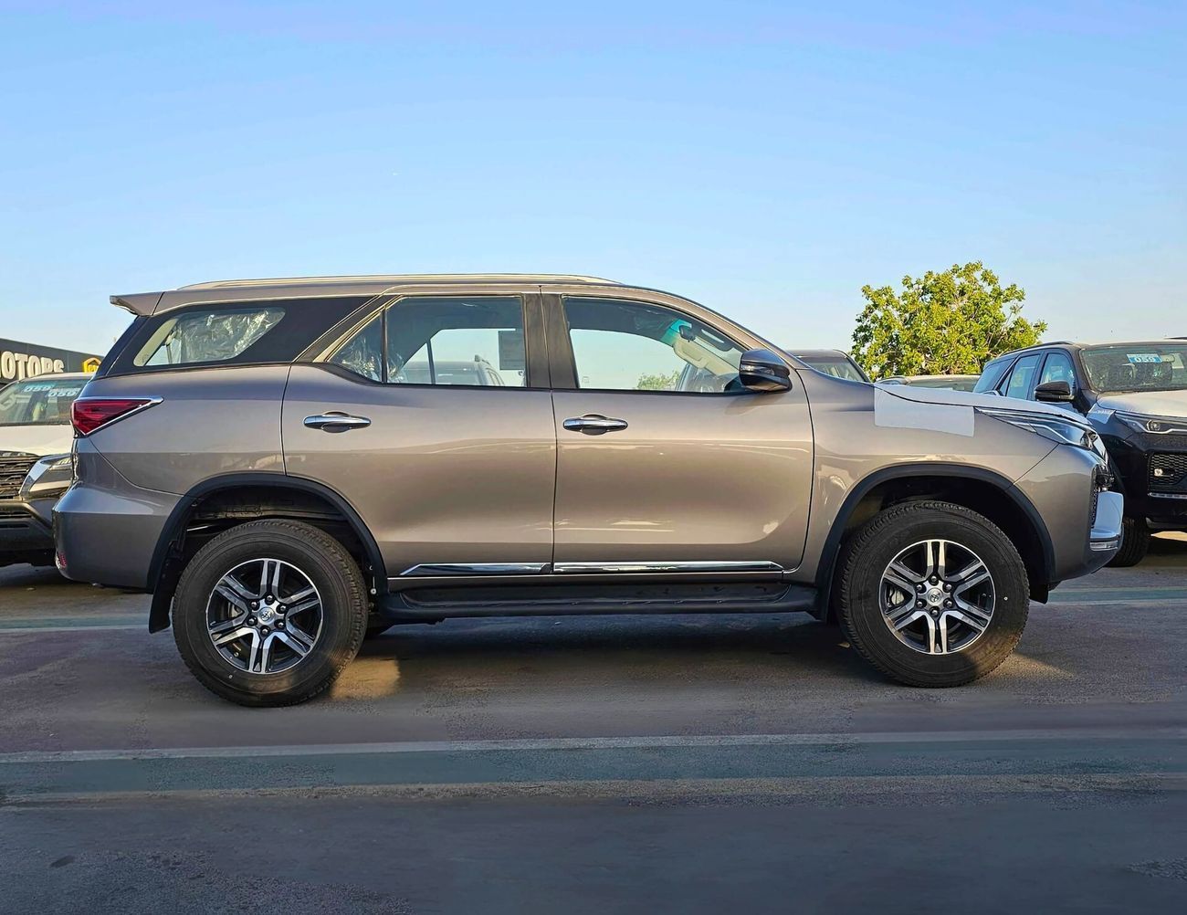 Toyota Fortuner FULL OPTION | 2.7L V4 PETROL | PUSH START | AUTO A/C | DVD + CAMERA | 4X4  (CODE # 69088)