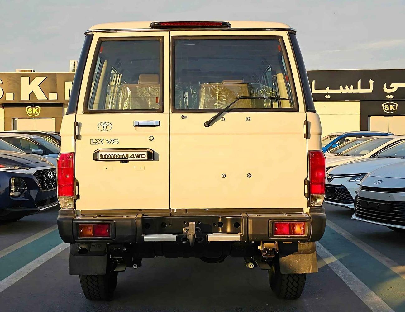 Toyota Land Cruiser 70 LX LC76 / 4.0L V6 PETROL / M/T / DVD CAMERA / 5 DOOR BASIC / 4WD (CODE # 69034)