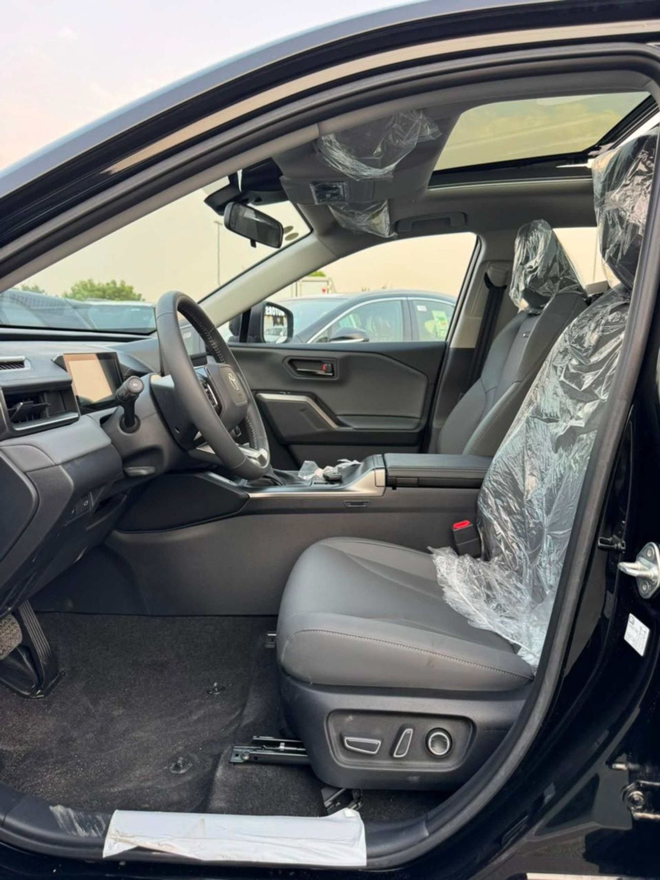تويوتا راف ٤ LUXURY HEV (NON GCC) LUXURY || 2.0L PETROL V4 | RADAR | PANORAMIC ROOF | REAR ENTERTAINMENT SCREEN | FULL OPTION (CODE #