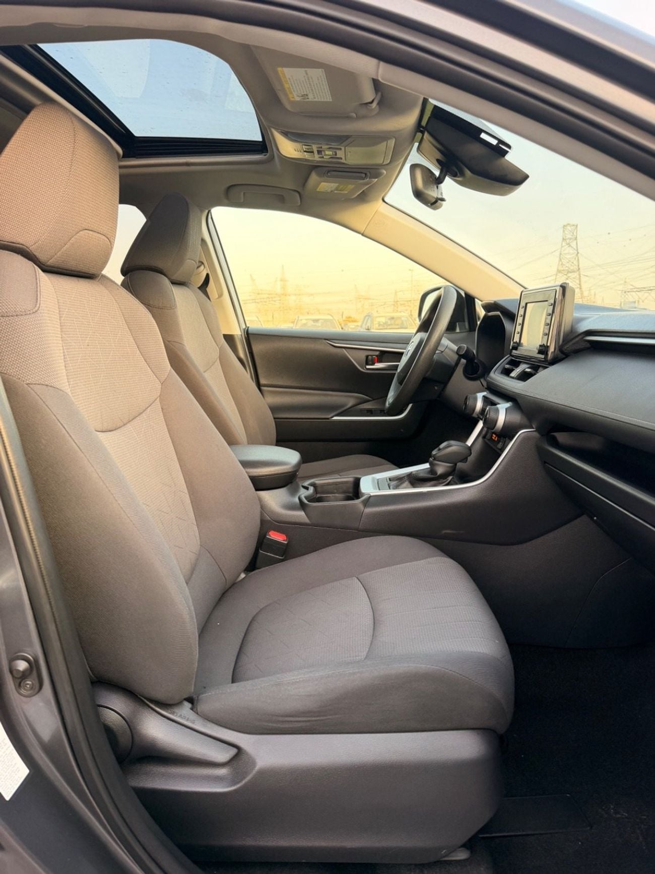 تويوتا راف ٤ XLE 4x4 Drive Full option/ sunroof, push start
