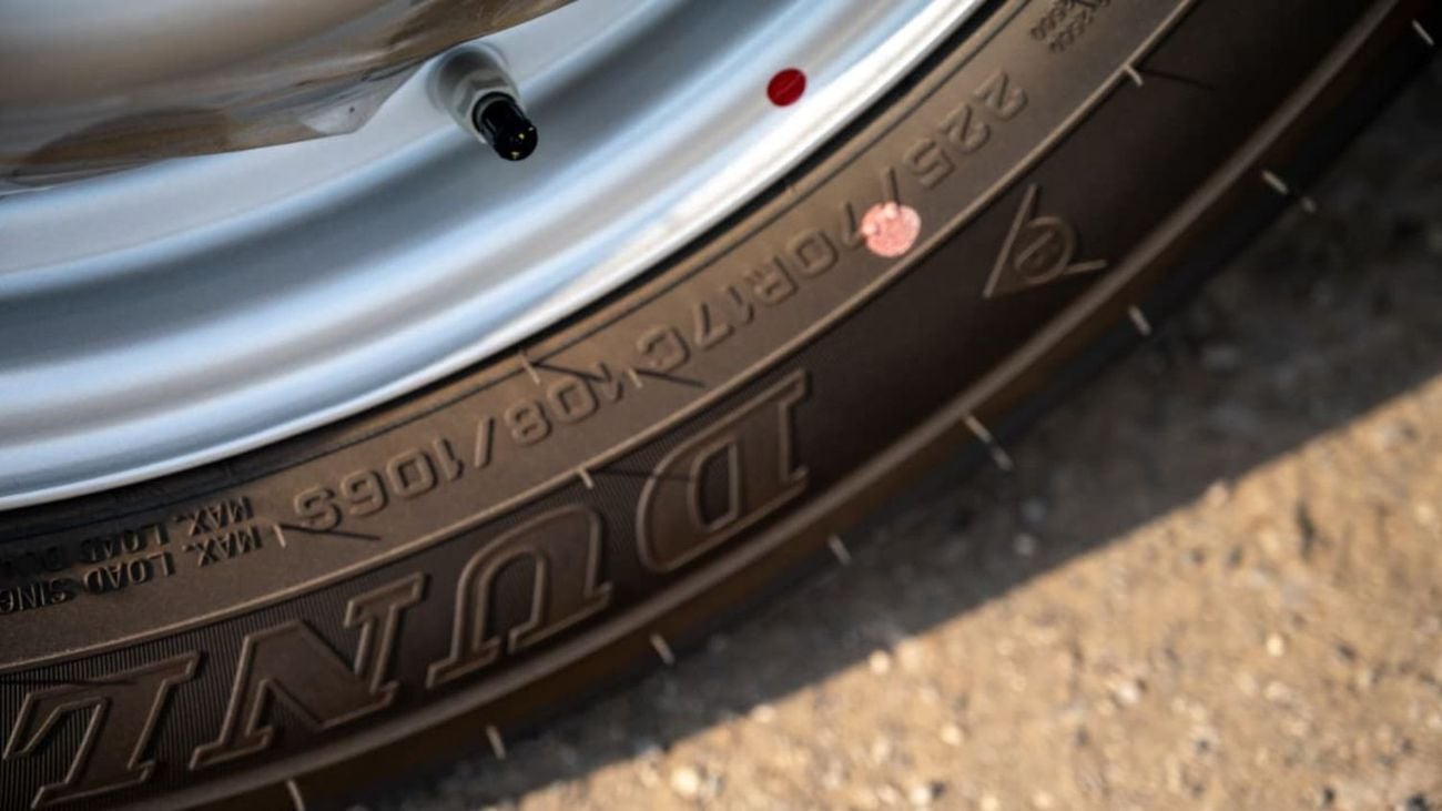 Toyota Hilux DLX-G Automatic| 2.4L | 4WD | Diesel | 5 Seats | 4 Doors