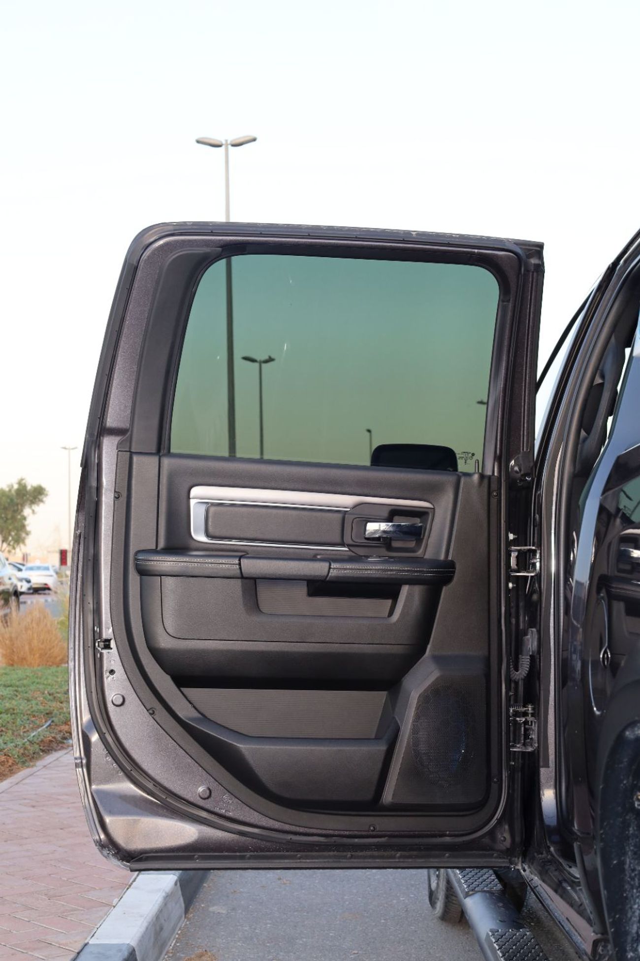 RAM 1500 Classic 5.7L Crew Cab Utility (5 Seater)