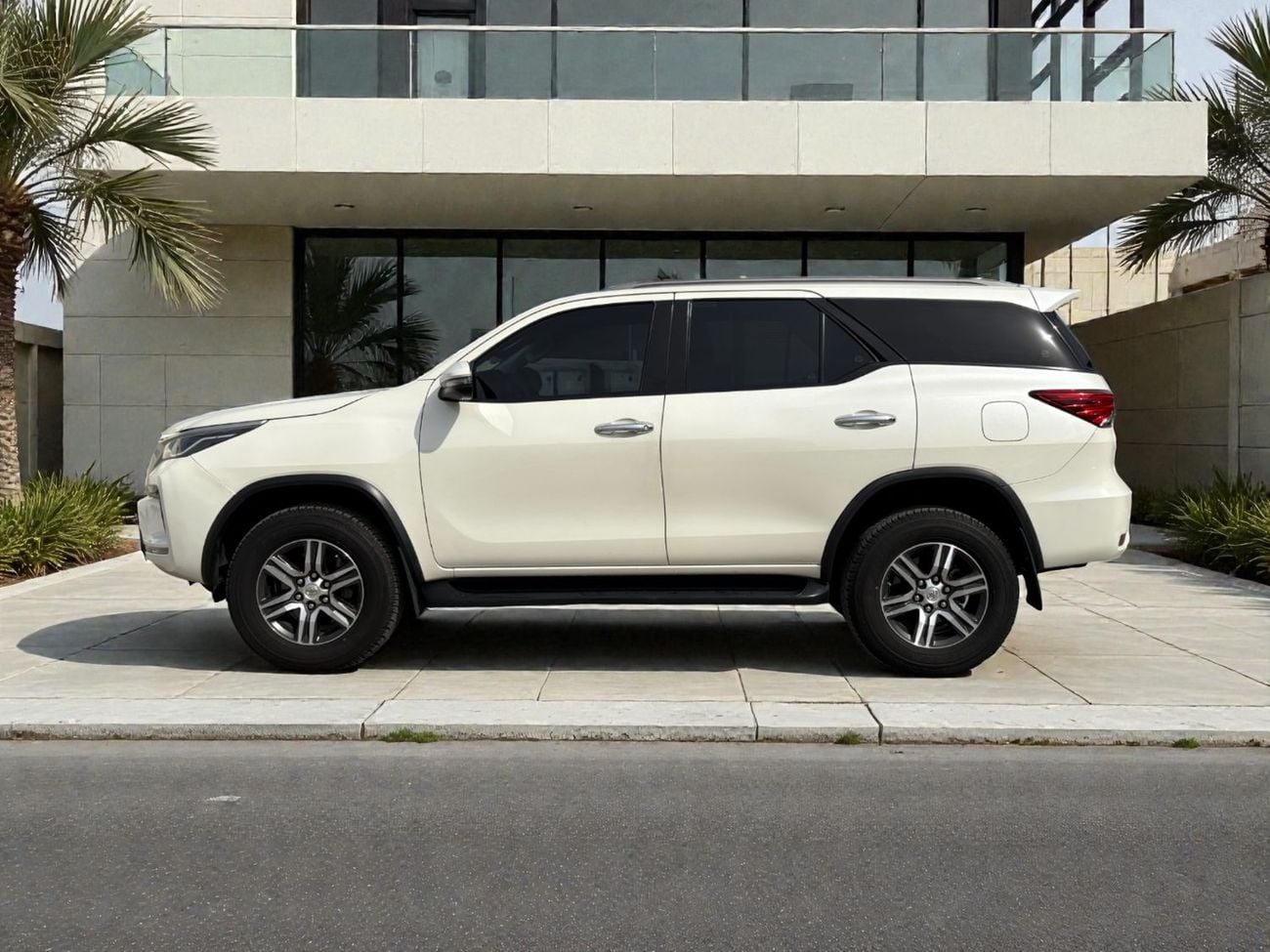 Toyota Fortuner TOYOTA FORTUNER EX-R 2.7L 4WD A/T | 2022 | GCC SPECS | AED 1,400 per month