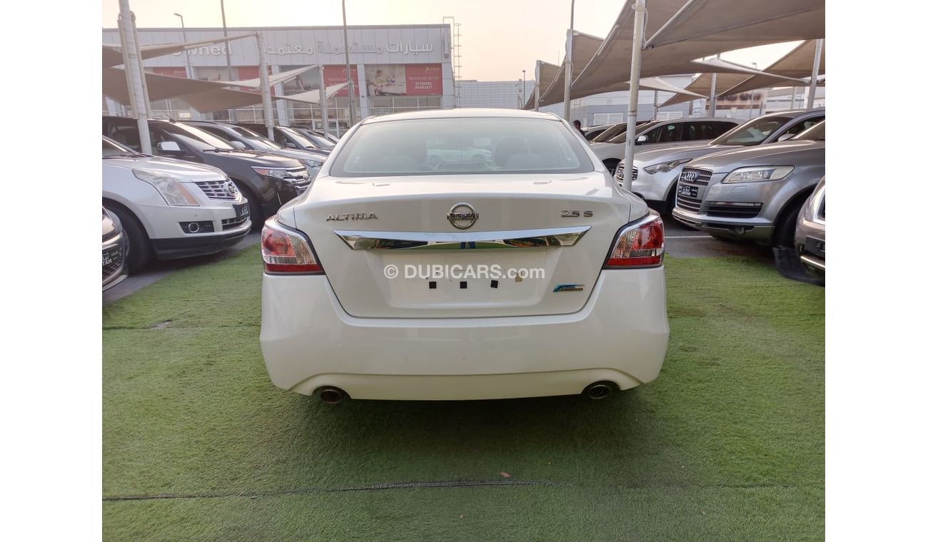 نيسان ألتيما خليجى موديل 2015 لون أبيض داخل بيج مثبت سرعة تحكم رنجات حساسات شاشة بحالة ممتازة لاتحتاج لأى مصاريف