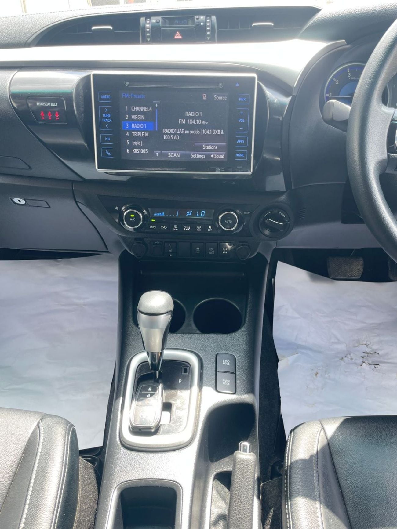 تويوتا هيلوكس diesel 2.8 liter ,right hand drive automatic ,full option