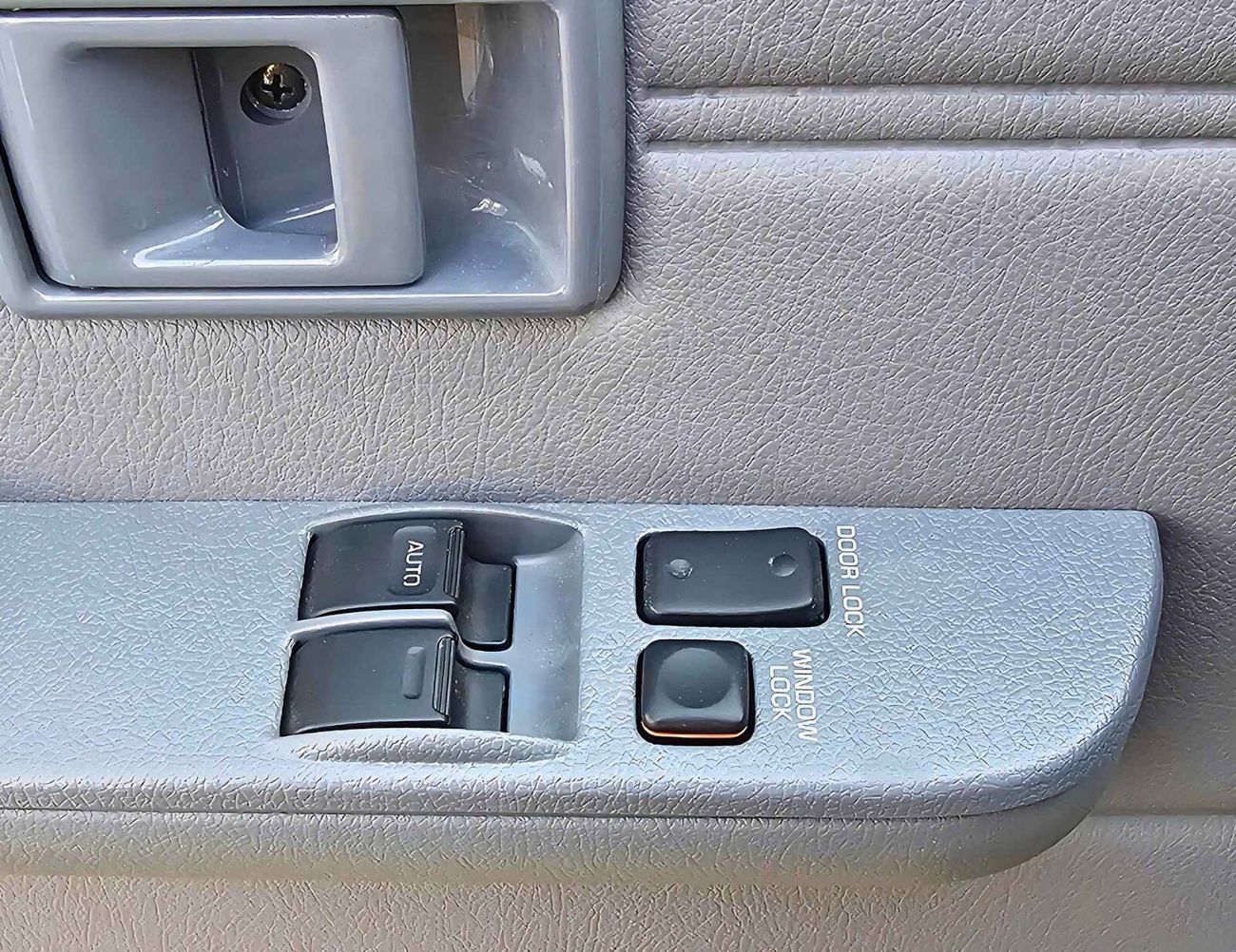 تويوتا لاند كروزر 70 LC78 / V6 / 4.2L DIESEL / M/T / POWER WINDOWS WITH LEATHER (CODE # 68036)