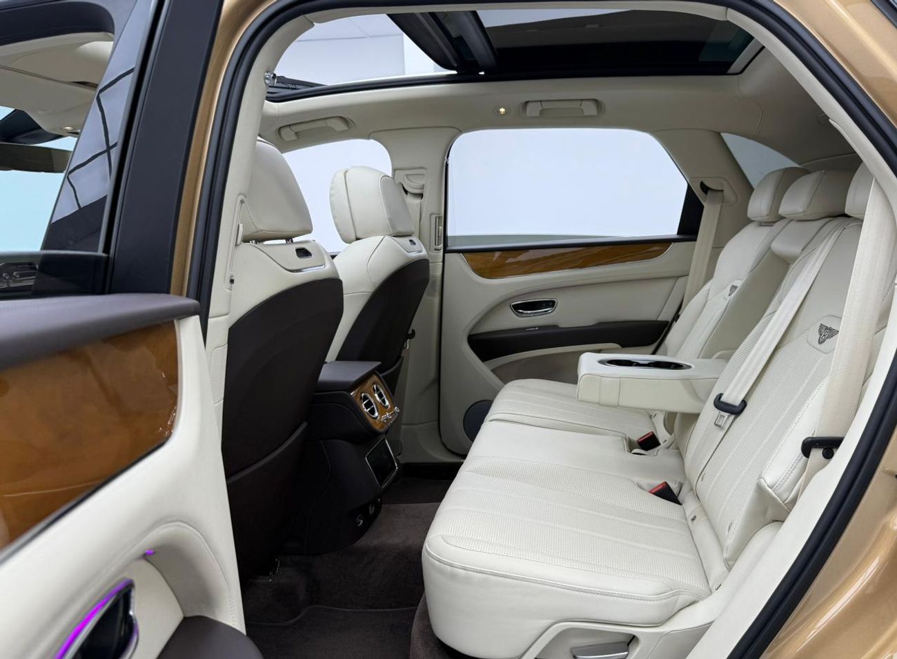 بنتلي بينتايجا 2022 Bentley Bentayga V8, 2027 Bentley Warranty + Service Pack, Full Bentley Service History, GCC