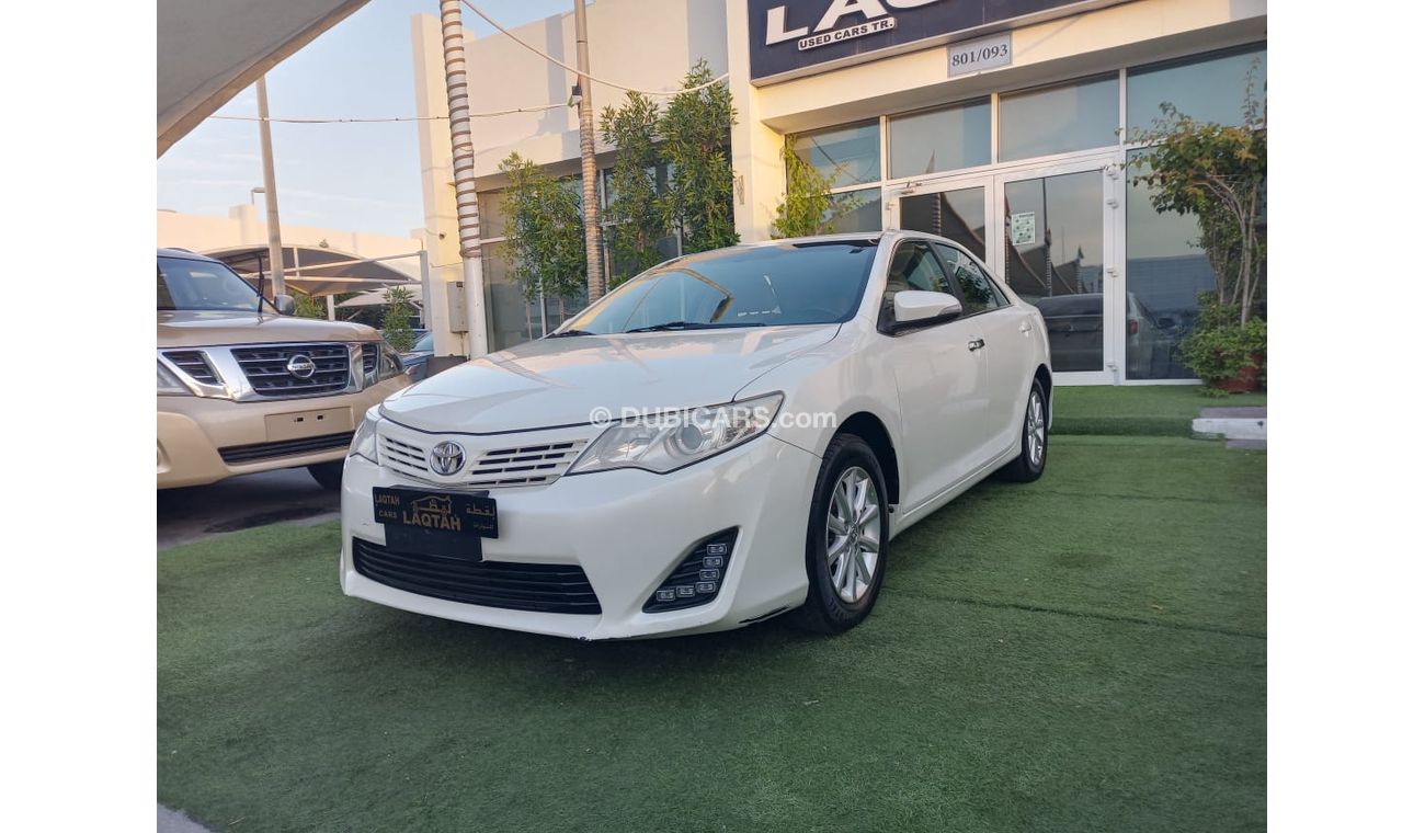 تويوتا كامري خليجى لون أبيض داخل بيج رقم 2 بدون حوادث مثبت سرعة تحكم رنجات حساسات جناح خلفى CD  - FM بحالة ممتازة