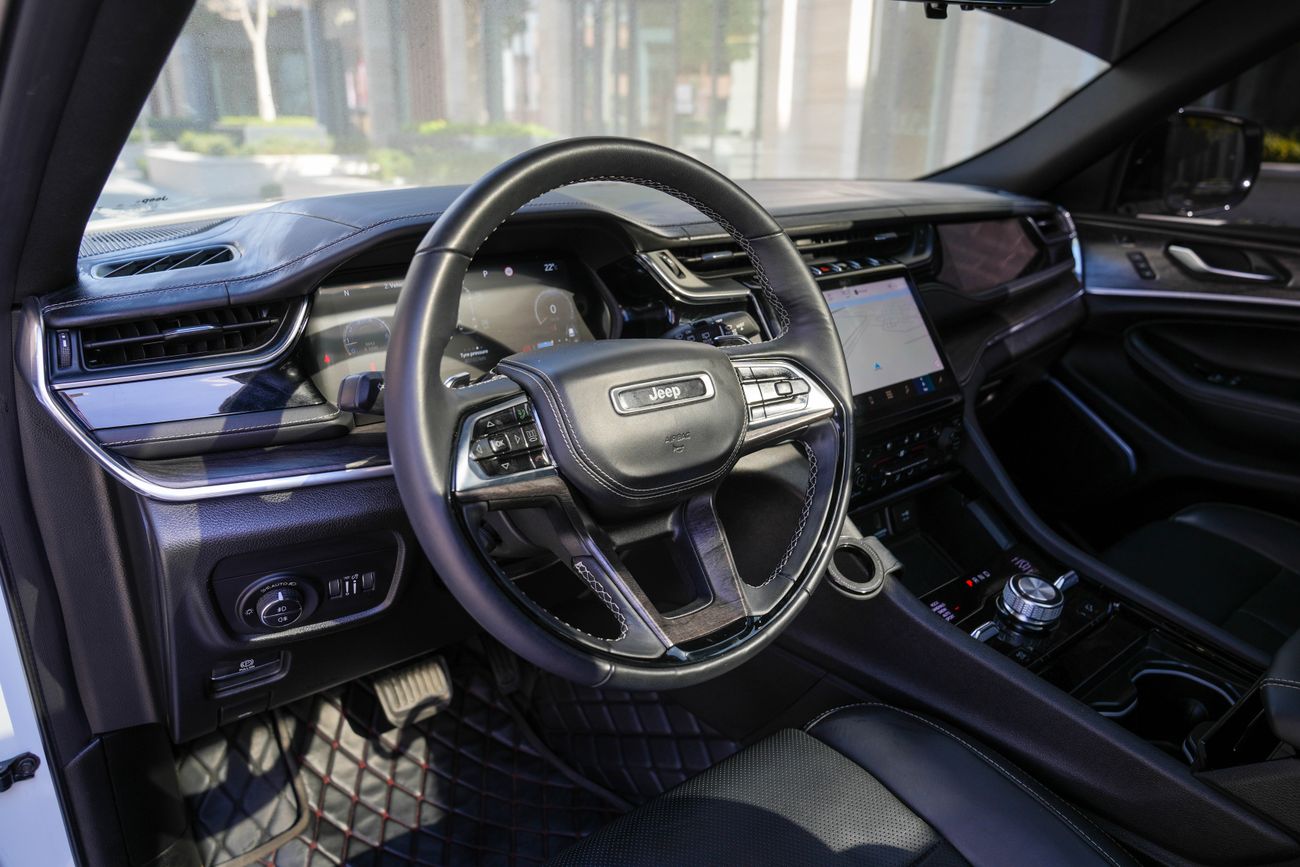 جيب جراند شيروكي overland 7seater