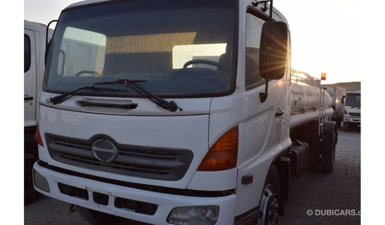 هينو 500 Hino Truck with 2200 gallon Water tanker, Model:2005. Excellent condition