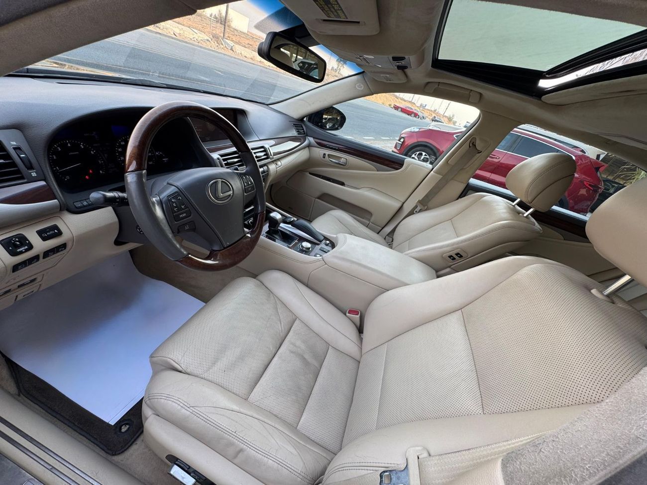 لكزس LS 460 كبيرة / محرك V8 سعة 4.6 لتر / مصابيح زينون ثلاثية / مقاعد تبريد وتدفئة / أبواب ناعمة الإغلاق / بحالة