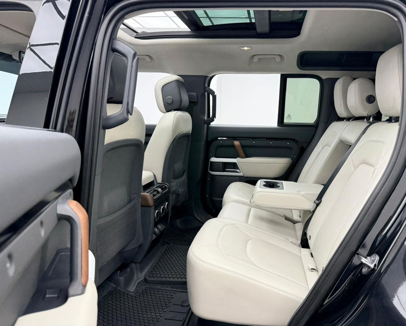 لاند روفر ديفندر 2024 Land Rover Defender 110 HSE P400, 2028 LR Warranty, 2029 LR Service Pack, Fully Loaded, GCC
