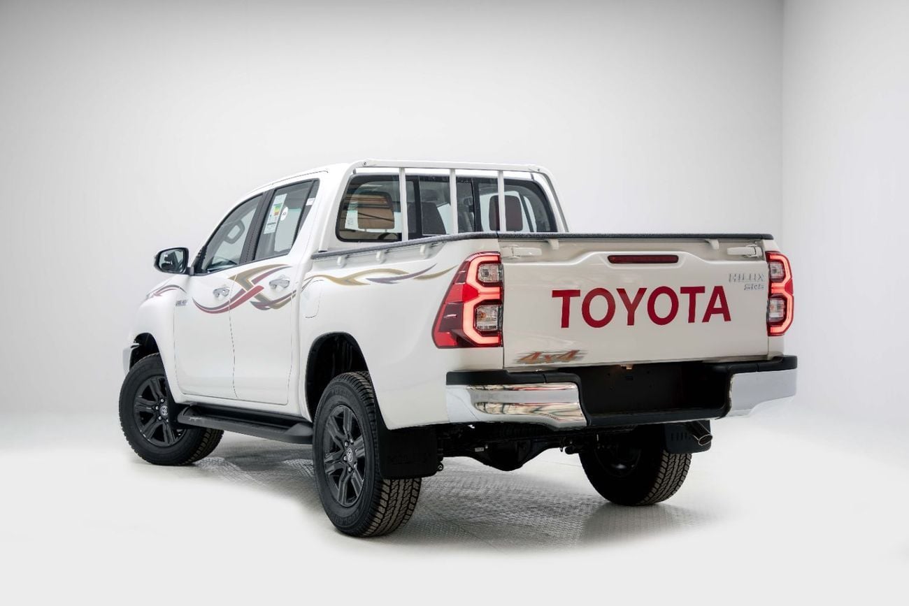 تويوتا هيلوكس GLX 2.7L - White Inside Maroon | Export Only