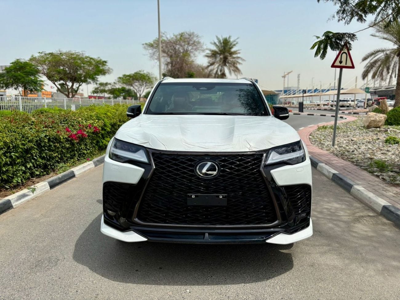لكزس LX 700h F Sport