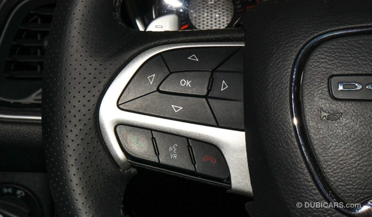 Dodge Challenger 6.4 L HEMI