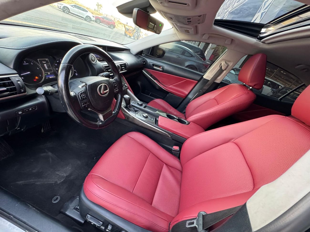 لكزس IS 350 محرك V6 سعة 3.5 لتر / طقم F-SPORT / استهلاك منخفض للموارد / رادار / قراءة المسار / مقاعد تبريد وتدفئ