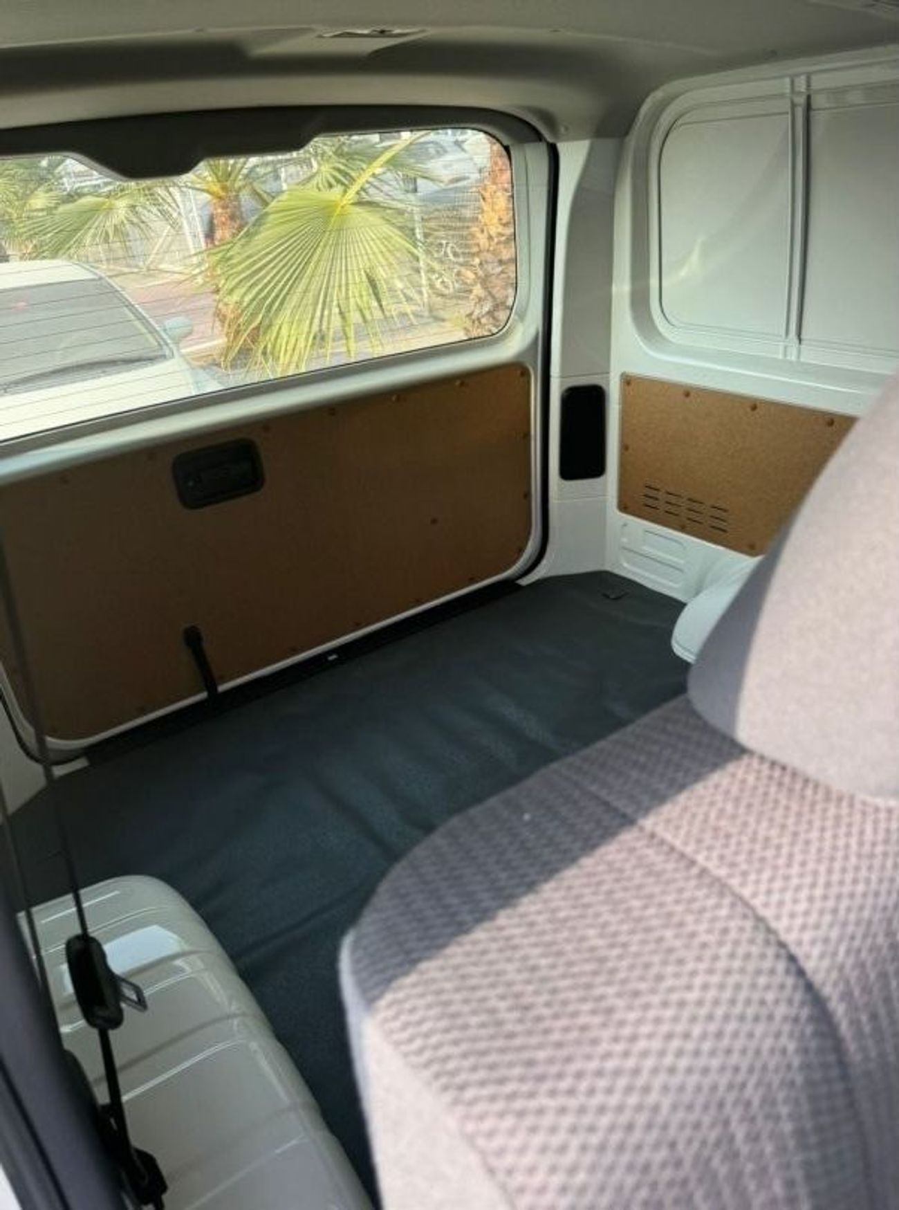 تويوتا هاياس Semi cargo 6 seat