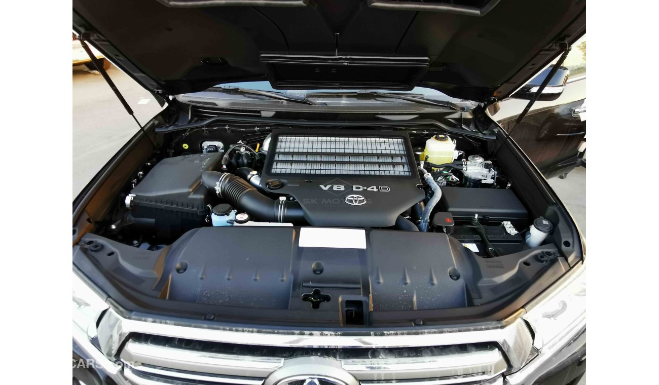 Toyota Land Cruiser 4.5L V8 Diesel, 18" Rims, Driver Memory Seat, Front & Rear A/C, Heated & Cooled Seats (CODE # VX02)