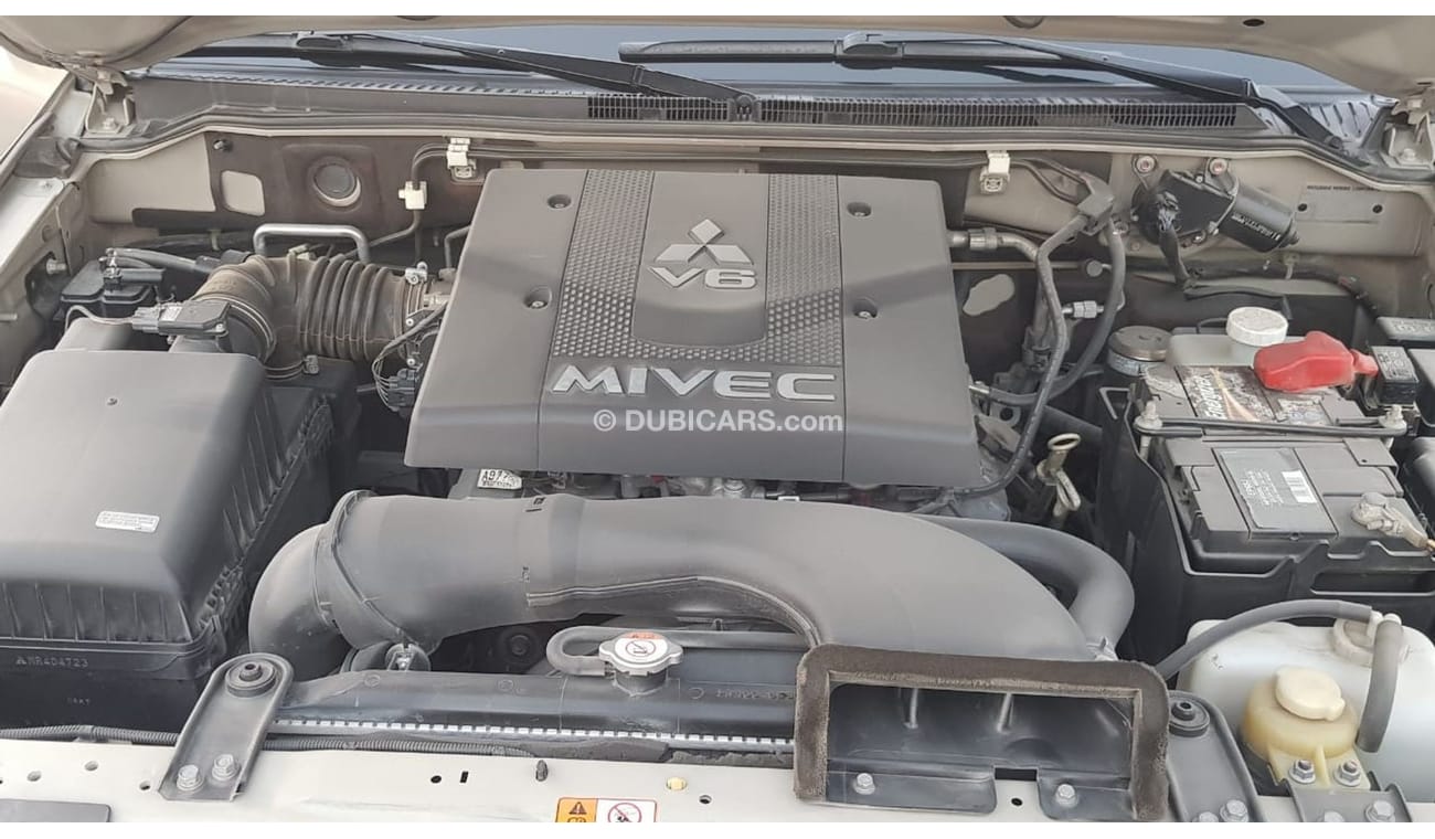 ميتسوبيشي باجيرو موديل 2017 خليجي فل مواصفات فتحه سقف وكراسي جلد ومثبت سرعه وتحكم كهربي كامل ونظام صوت ممتاز وكاميرا 