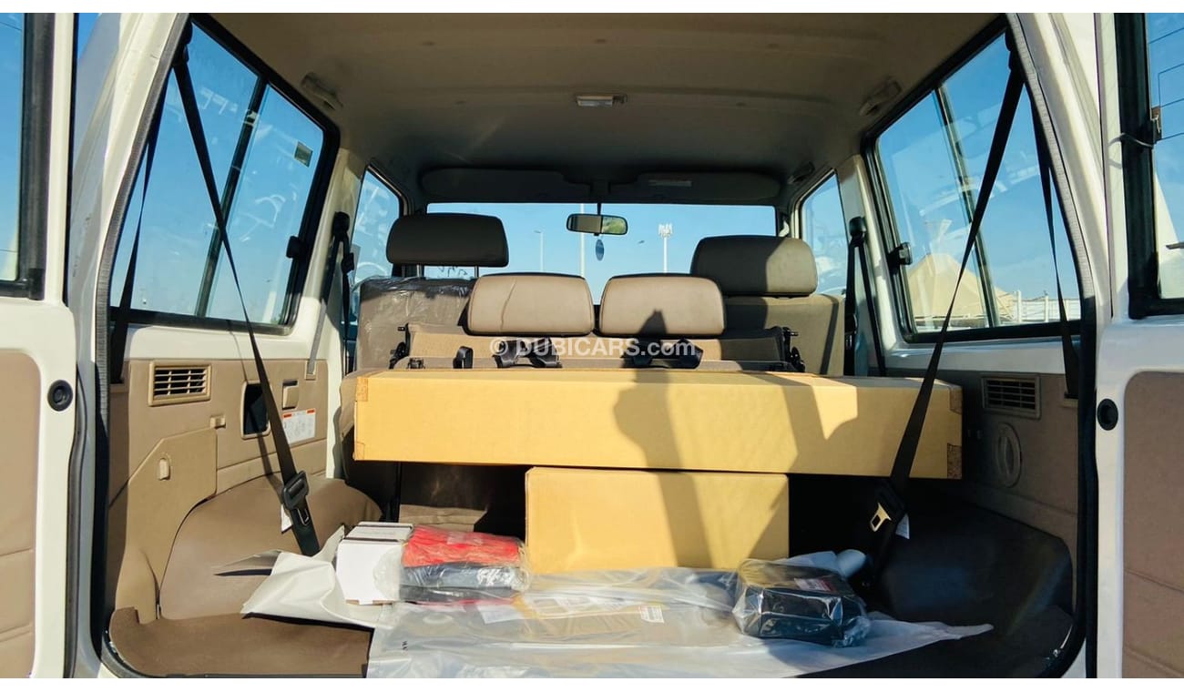 Toyota Land Cruiser 2023 Toyota Land Cruiser 71 4.0L V6 with Difflock