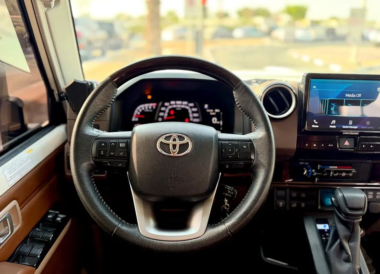 تويوتا لاند كروزر 70 LC76 LX Land Cruiser 76 Lx Hardtop double Cabin in GCC Specs