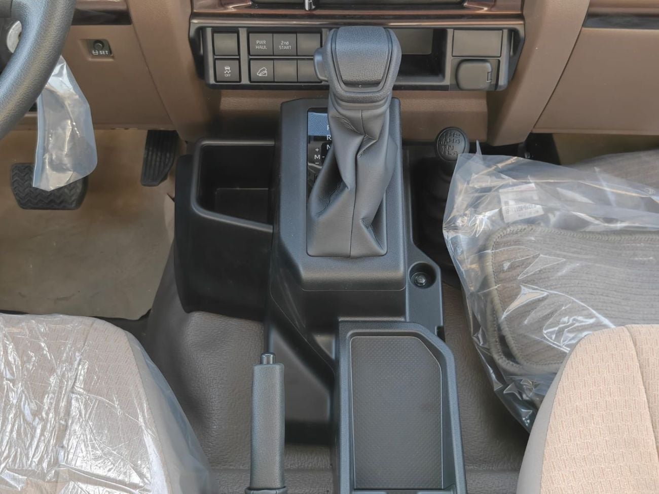 تويوتا لاند كروزر بيك آب 2026 TOYOTA LC 79 PICKUP 4L PETROL DOUBLE CABIN AT