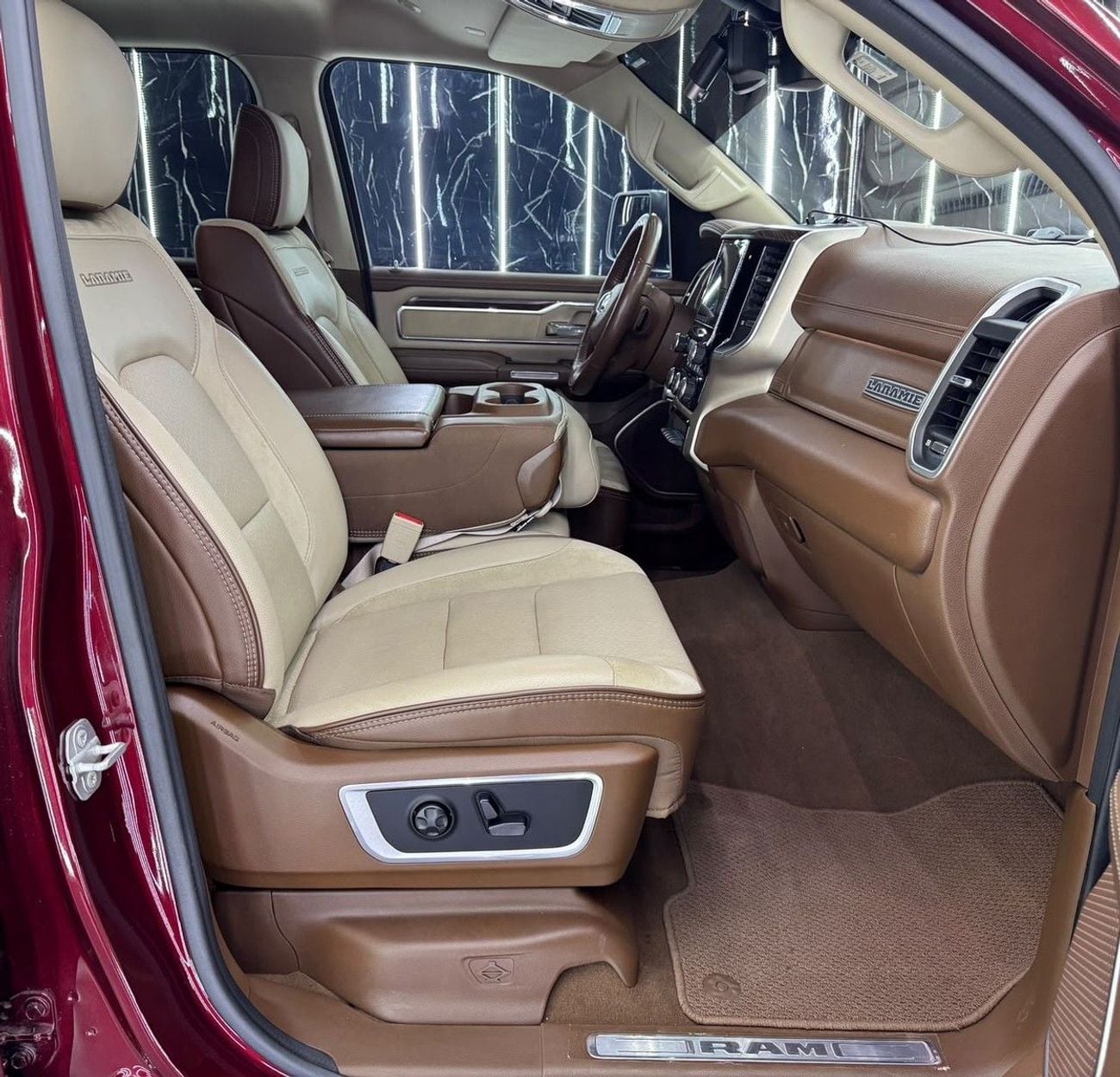 رام 1500 LARAMIE CREW 2020 RAM 1500 Laramie 5.7L HEMI V8 | 4x4 | GCC Ready | Luxury Pickup