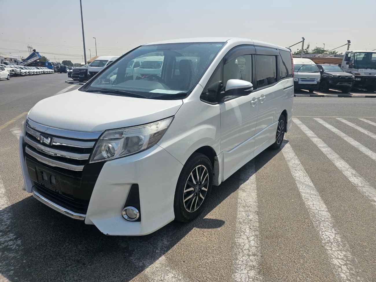 Toyota Noah Toyota Noah si 2015 RHD white colour