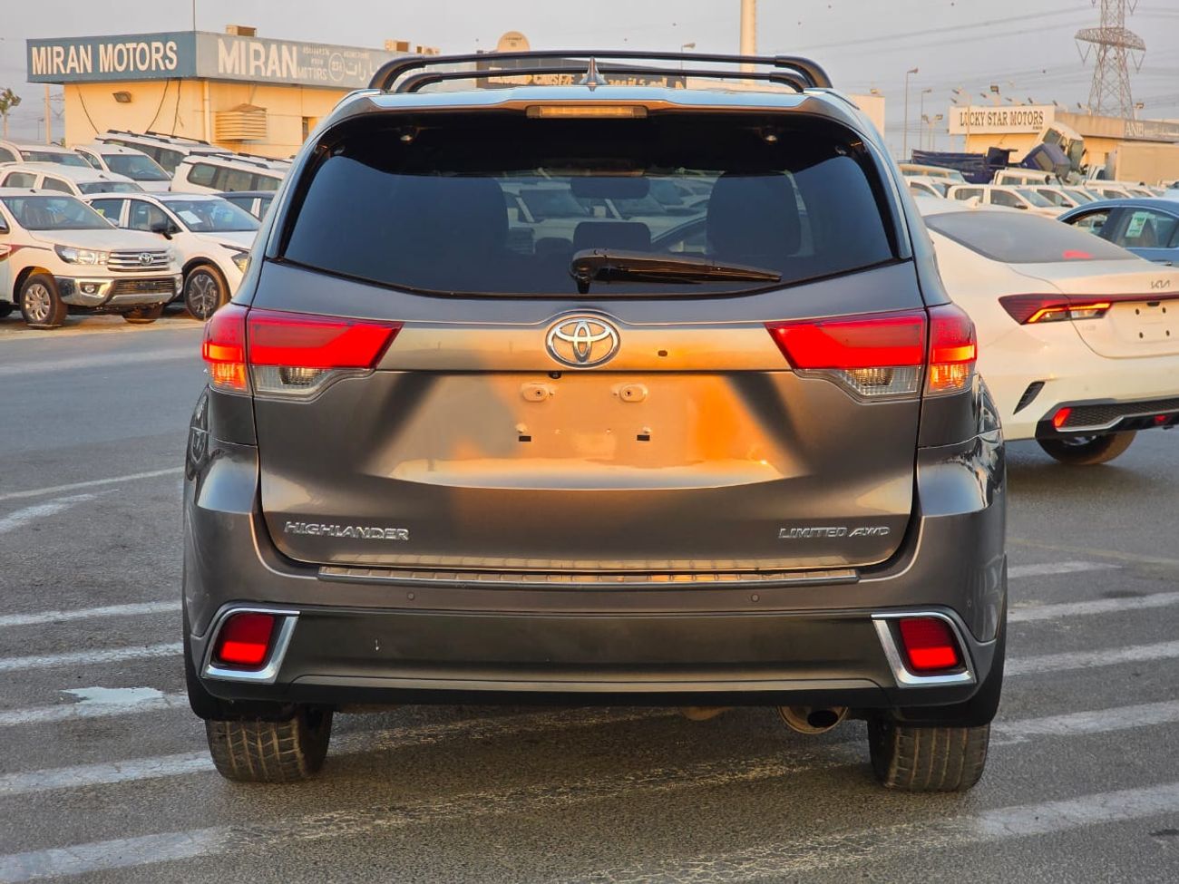 Toyota Highlander 2019 Model Limited Edition Sunroof , AWD, Push button and original leather