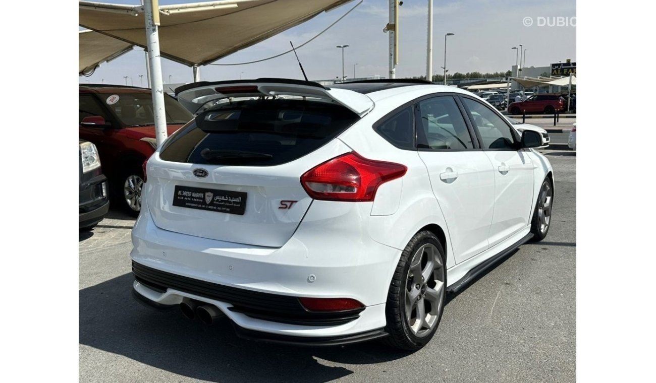 Ford Focus ST ACCIDENTS FREE - GCC - ORIGINAL PAINT - FULL OPTION - MANUAL GEAR - PERFECT CONDTION INSIDE OUT