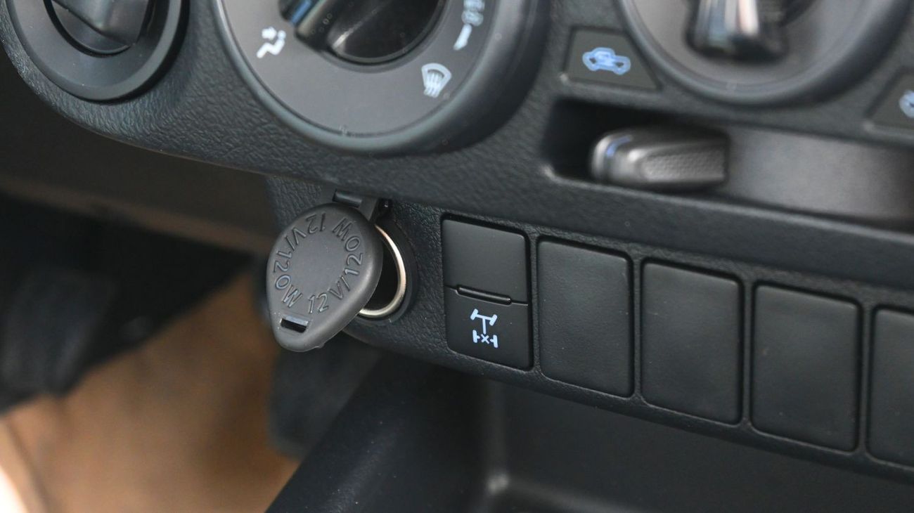 تويوتا هيلوكس Toyota Hilux 4x4  2024 2.4L Diesel Double Cab Transmission Manual Silver Outside Black inside