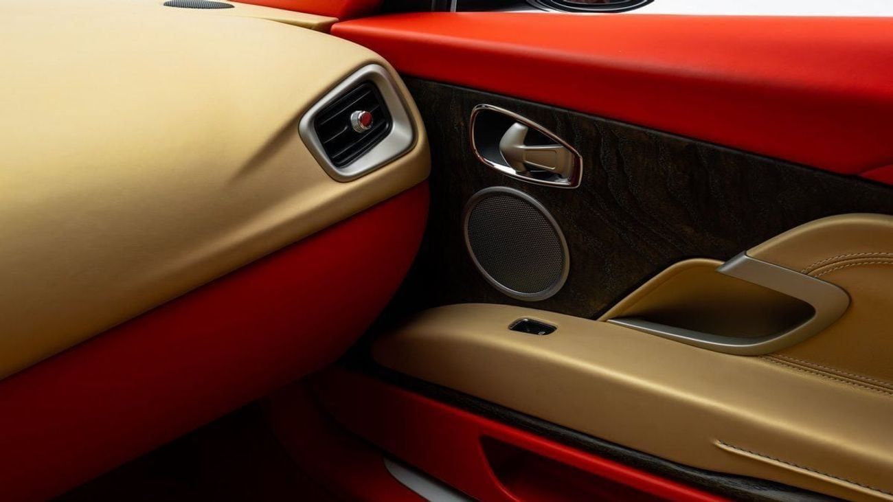 أستون مارتن DB11 V12 - Q Exclusive - 2018 - GCC