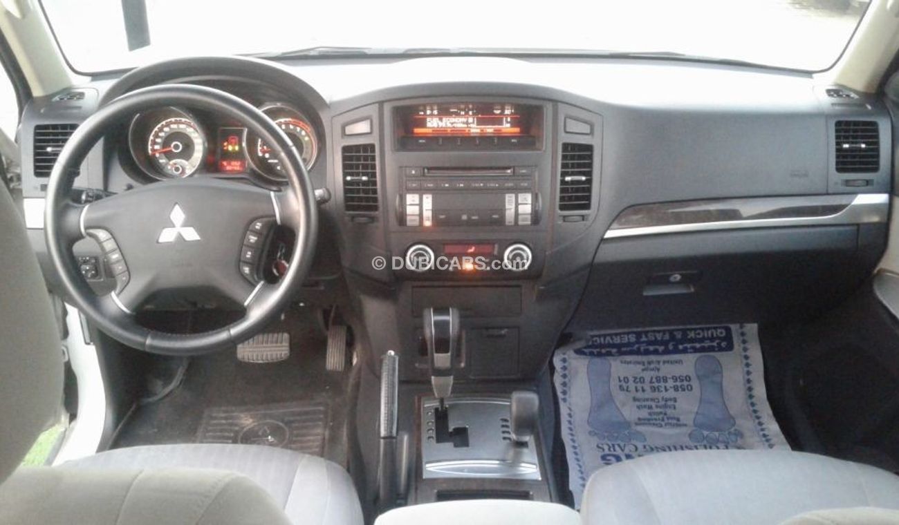 ميتسوبيشي باجيرو 2013 ابيض  خليجى بحالة ممتاذة ماشى قليل