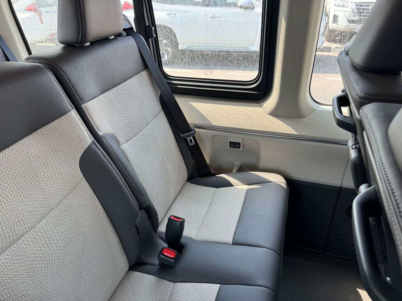 Toyota Hiace ECTARC001- 2026 Toyota Hiace Hrf Pass Van - 3.5L Petrol Auto - GL