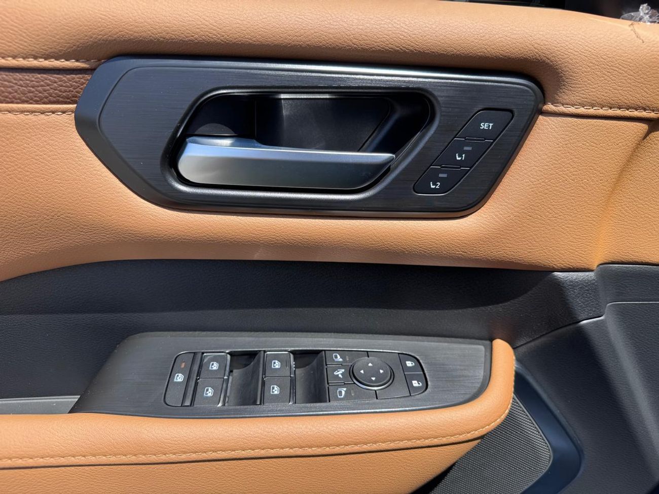 Nissan Patrol SE Platinum City 3.8L (Ext _GRAY WITH BLACK ROOF Inter_TAN)