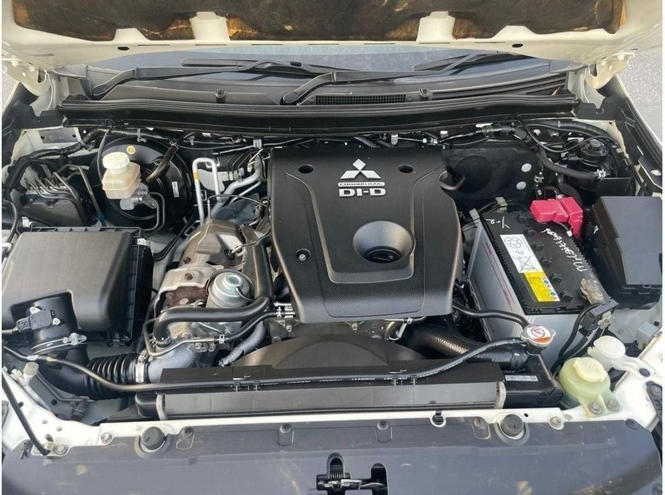 ميتسوبيشي باجيرو Diesel 2.4 Liter Right Hand Drive Automatic 4WD T.V Back Camera