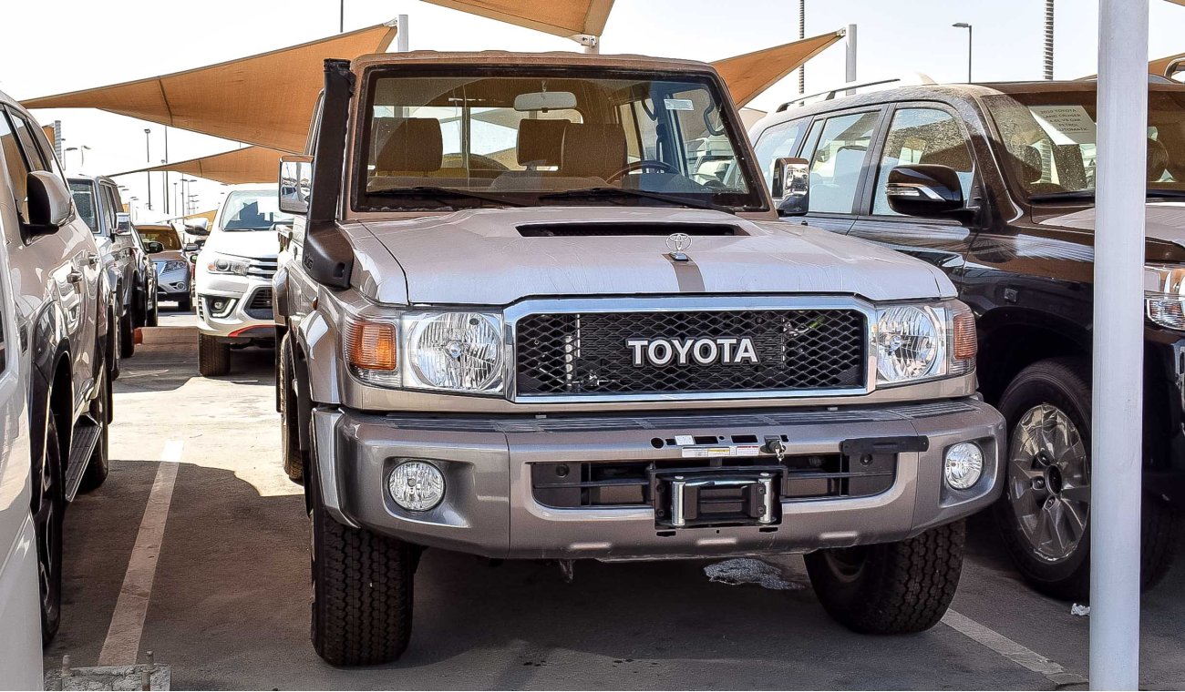 Toyota Land Cruiser Pick Up V8 Diesel FULL OPTION MANUAL TRANSMISSION