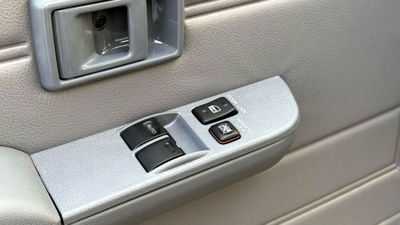 Toyota Land Cruiser 70 LC 78 4.0 V6 PETROL MANUAL